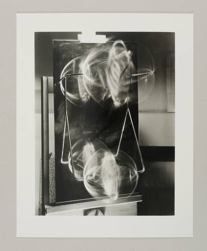 Moholy-Nagy, Laszlo -  -  - Kinetische Skulptur. Gyros“ in motion (London)