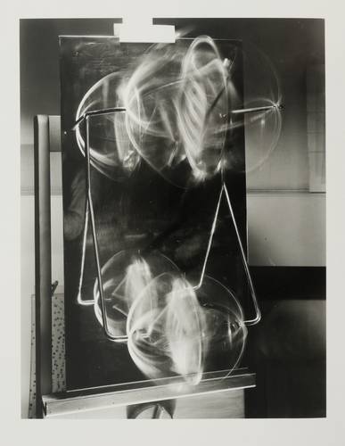 Moholy-Nagy, Laszlo -  -  - Kinetische Skulptur. Gyros“ in motion (London)